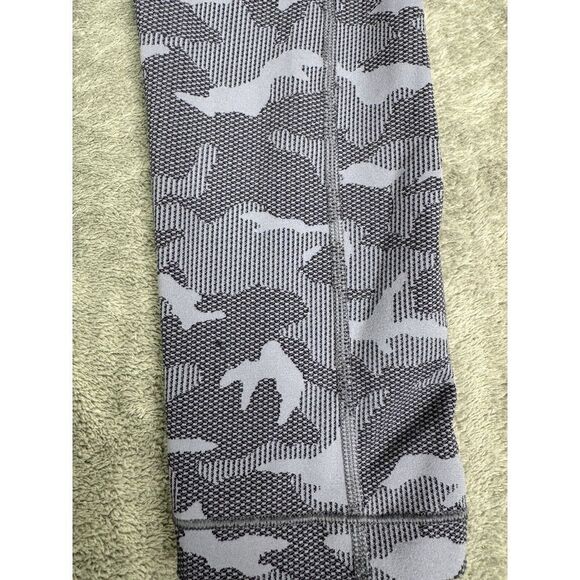 Athleta Ultimate Stash Pocket Texture Camo Capri Women's Size Small Blue - Picture 3 of 10